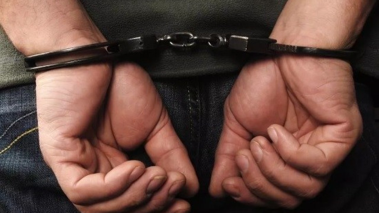 Homem com mandado de prisão é preso ao sair de academia no Ramos