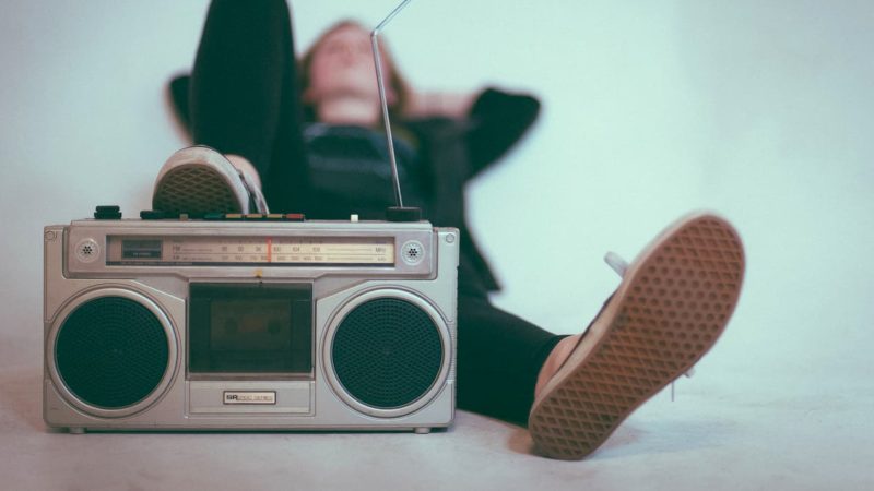 Nem impresso, nem online: é o rádio que reina na região Sudeste