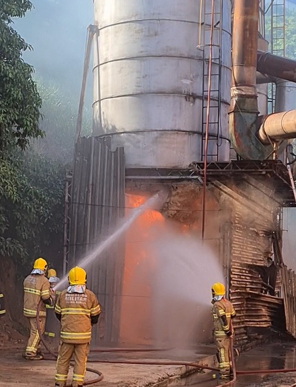 Incêndio em fábrica de móveis deixa dois bombeiros feridos em Ubá