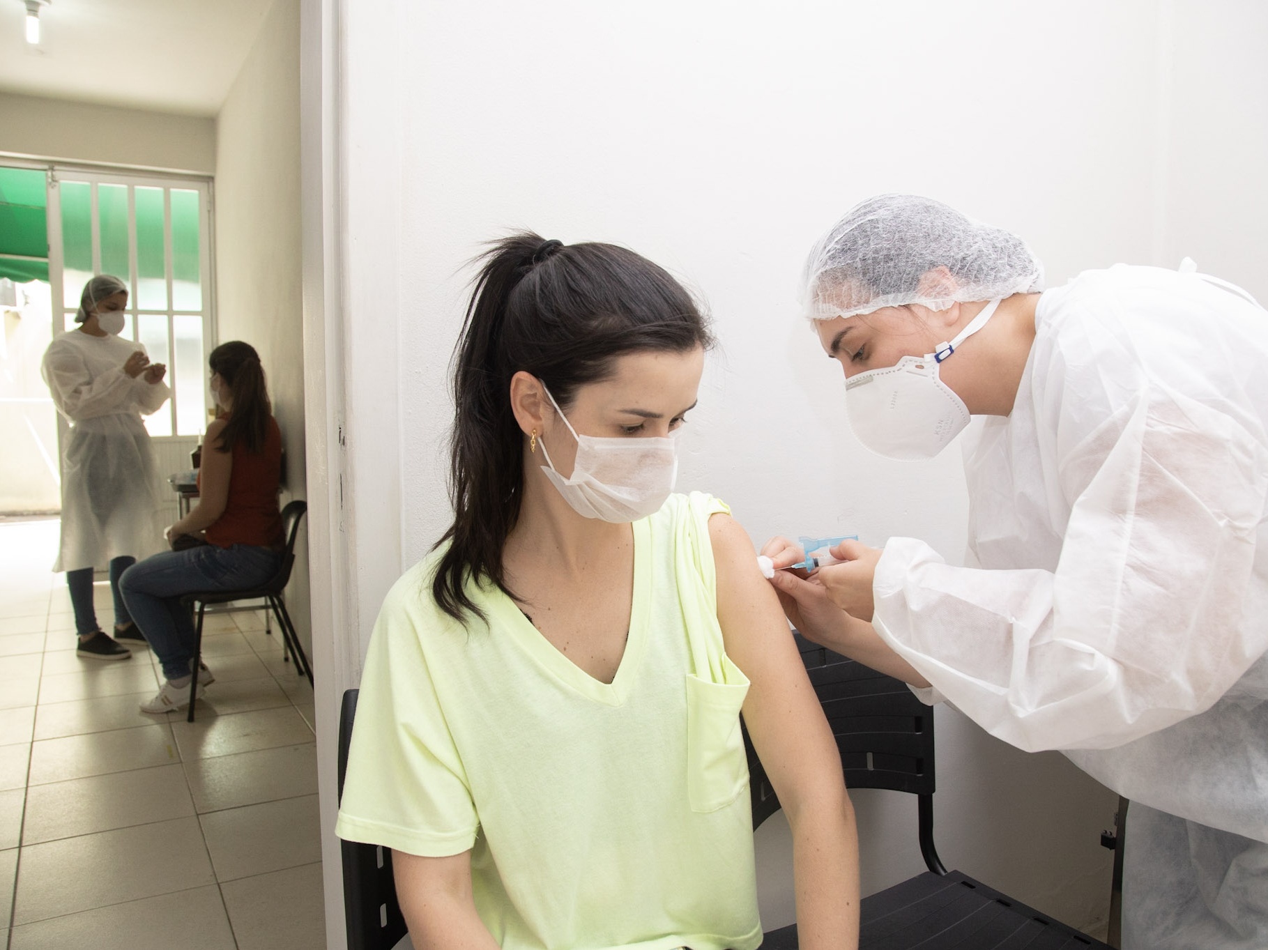 Equipe do campus Viçosa que atua no combate à covid-19 recebe primeira dose da vacina