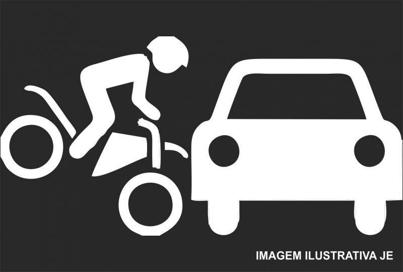 Motociclista bate em carro ao entrar na garagem em Guaraciaba