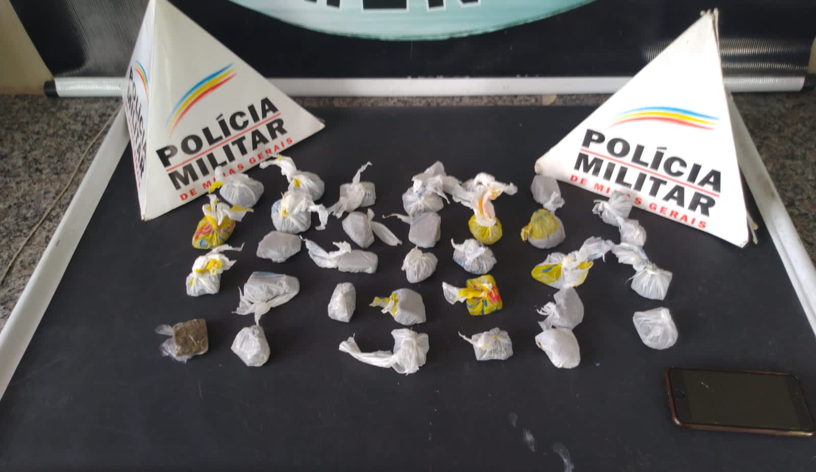 PM apreende drogas no Laranjal