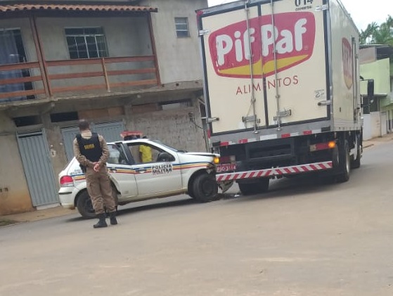 Viatura da PM colide em caminhão no Centro de Teixeiras