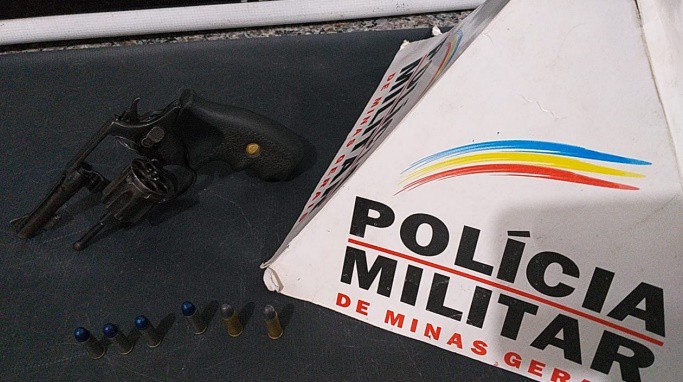 PM localiza e prende autor com arma de fogo no Centro de Araponga