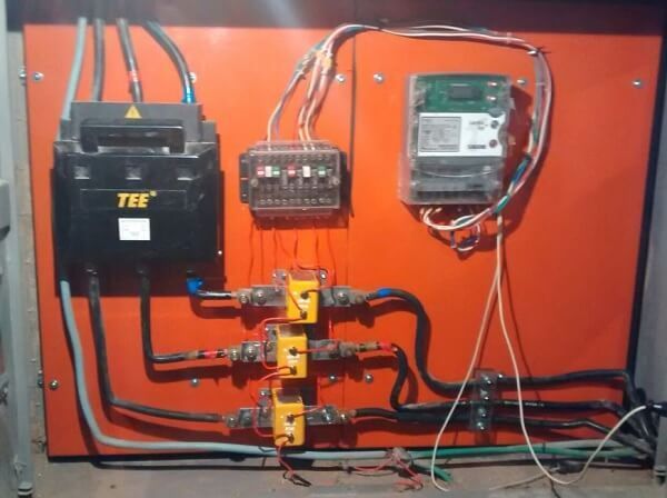 Medidor de luz, padrão e fiação elétrica são furtados em Coimbra