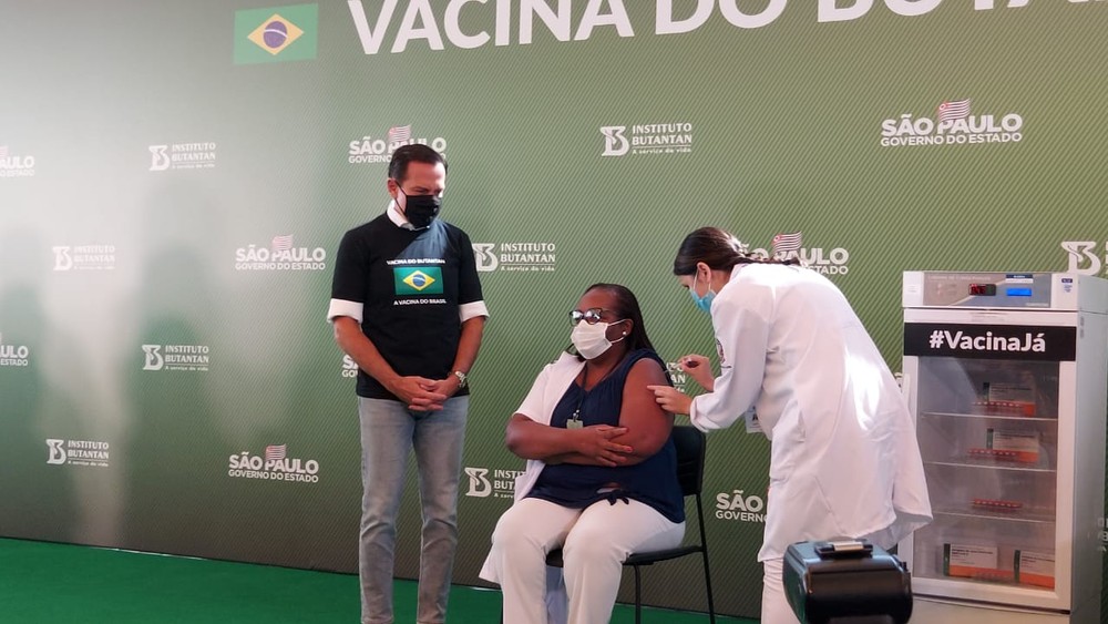 Logo após aprovação da Anvisa, governo de SP aplica em enfermeira a 1ª dose de vacina contra Covid-19 no Brasil