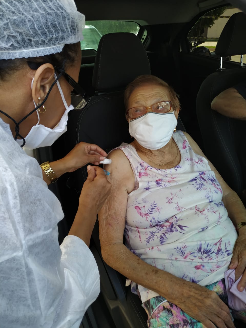 Ubá começa a vacinar idosos