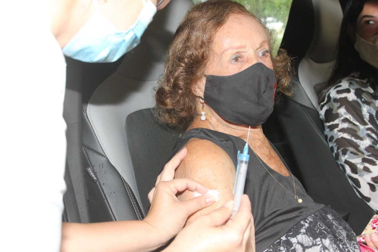 Idosa de 101 anos é primeira a ser vacinada hoje em Viçosa