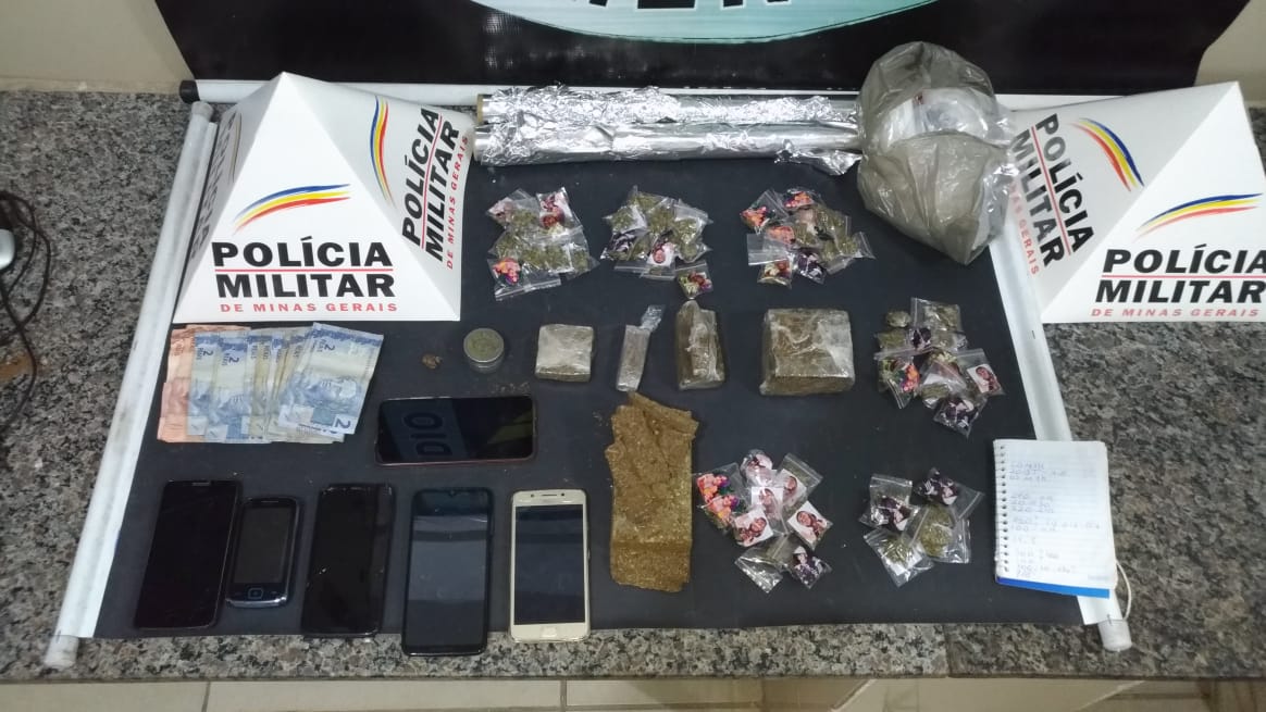 Três pessoas presas por tráfico em boca de fumo da rua Santana