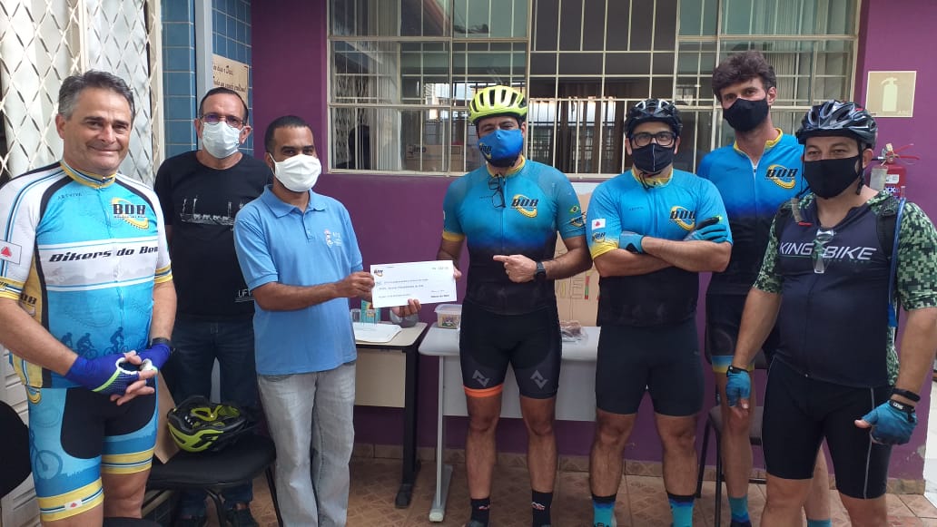 Bikers do Bem entrega doação em cheque para APOV