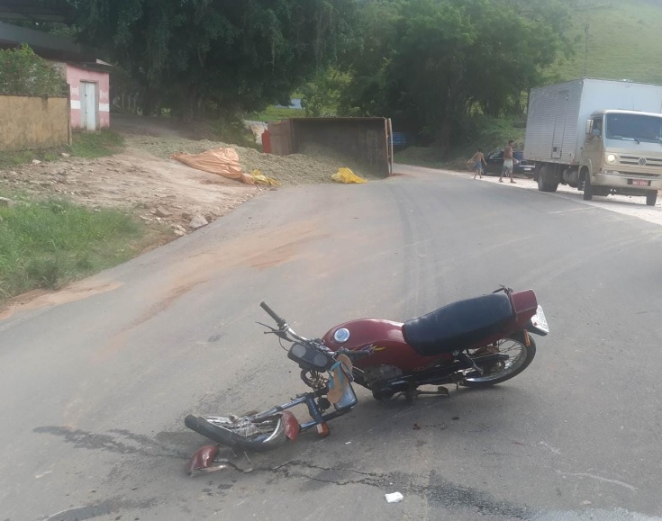 Colisão entre motocicleta e caminhão na zona rural de Canaã