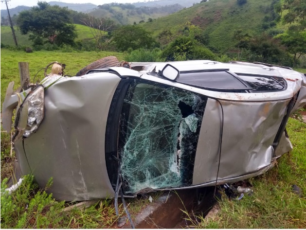 Acidente com viçosenses na santinha do Vau Açu, em Ponte Nova