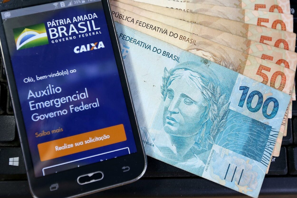 Para compensar fim do auxílio emergencial, governo estuda benefício de R$ 200 por três meses