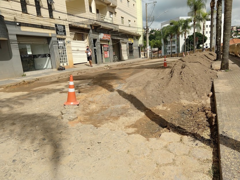 Secretária culpa as chuvas de fevereiro por paralisações na obra da Bueno Brandão