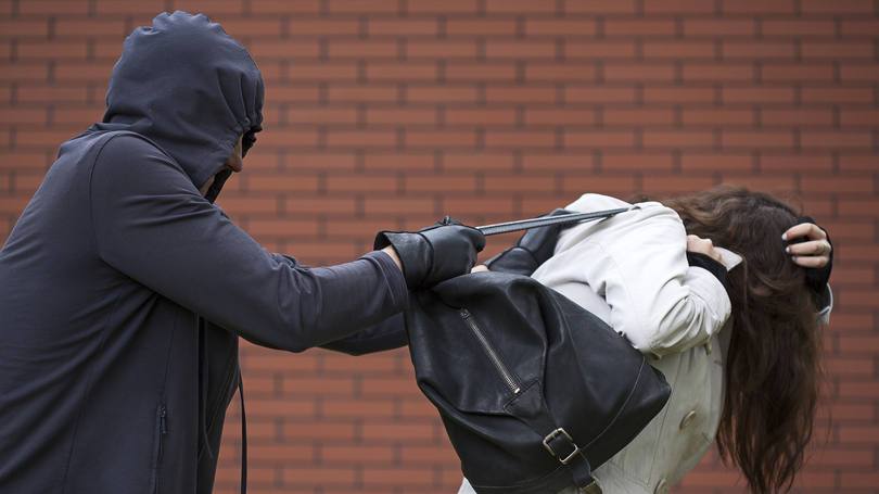 Mulher assaltada em frente a praça de esportes em Viçosa