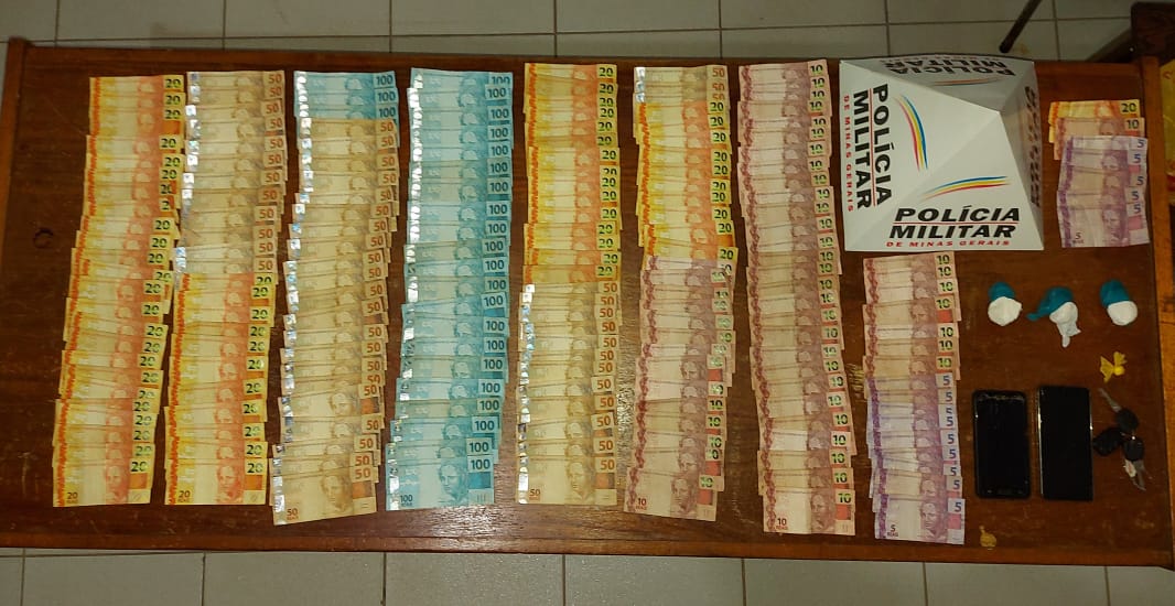 Dois presos e drogas e dinheiro apreendidos na zona rural de Piranga