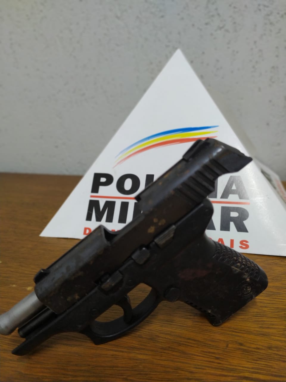 Arma de fogo apreendida pela PM após tentativa de homicídio na zona rural de Coimbra