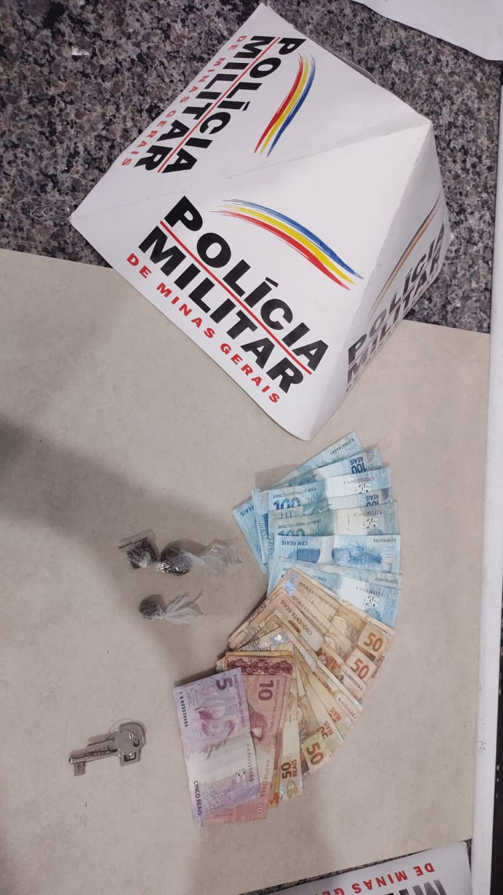 Homem preso e um adolescente apreendido por tráfico de drogas em Ervália