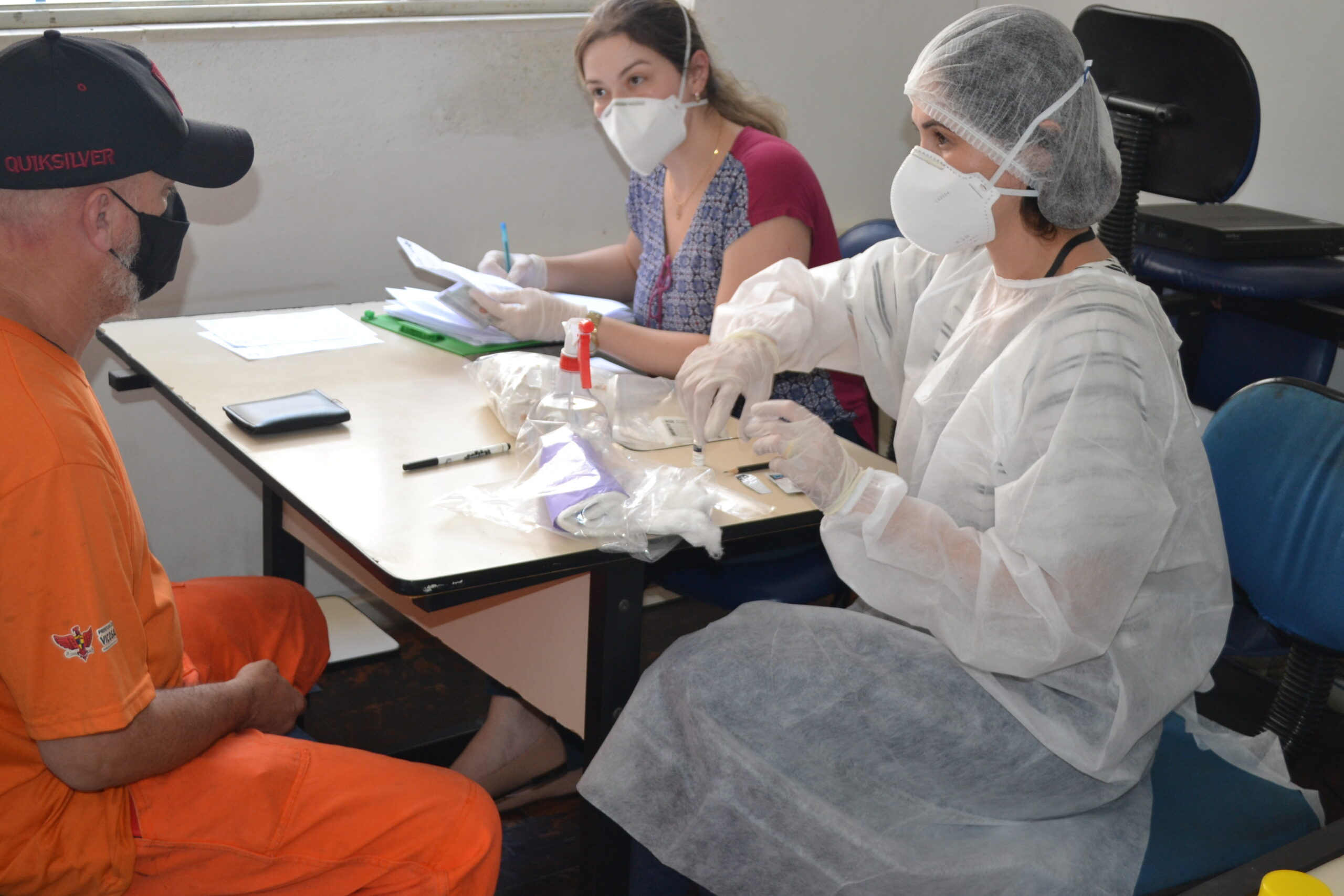 Saae testa servidores que tiveram contato com colegas infectados