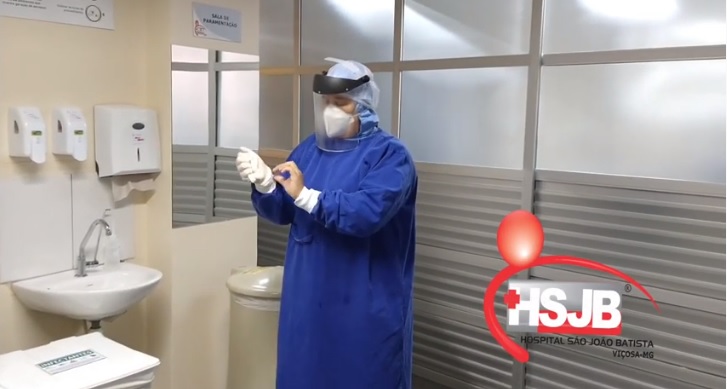 Enfermeira de hospital de Viçosa homenageada por adaptar uso de Epi e garantir a segurança da equipe na luta contra a Covid-19