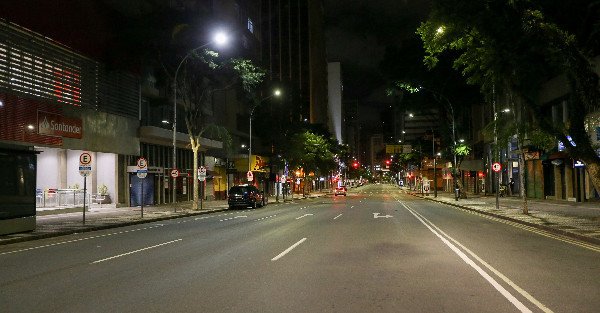 Um quarto dos municípios de Minas Gerais está sob toque de recolher