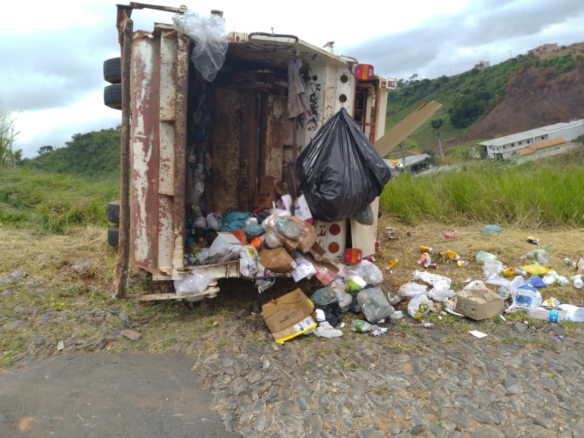 SAAE divulga nota sobre acidente com caminhão de coleta no bairro Santo Antônio