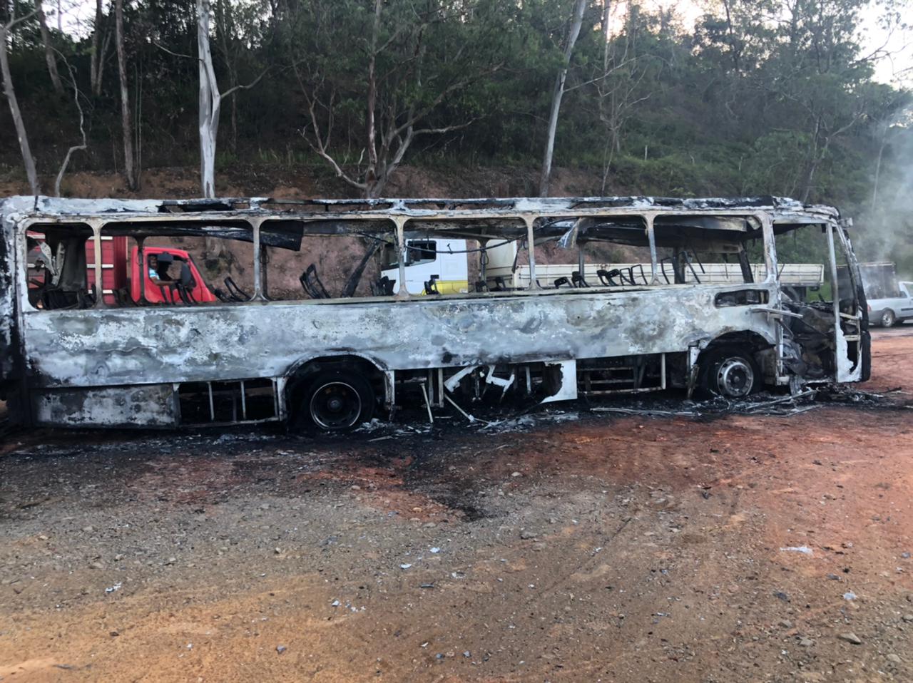 Ônibus pega fogo na BR-120, em Viçosa