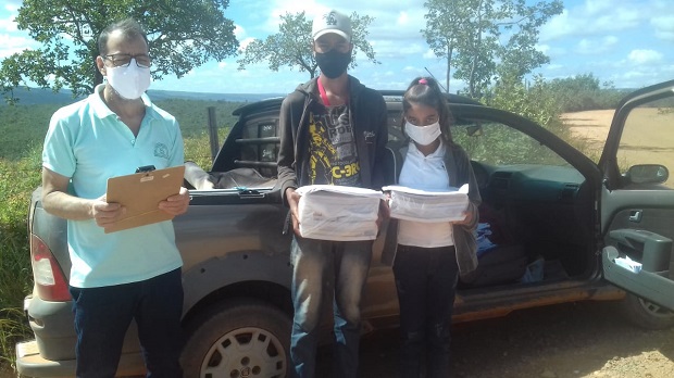 Estudantes sem acesso à internet recebem PETs impressos