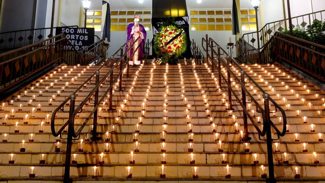 Igreja de Fátima acende velas em homenagem as mais de 500 mil mortes pela Covid-19, no Brasil