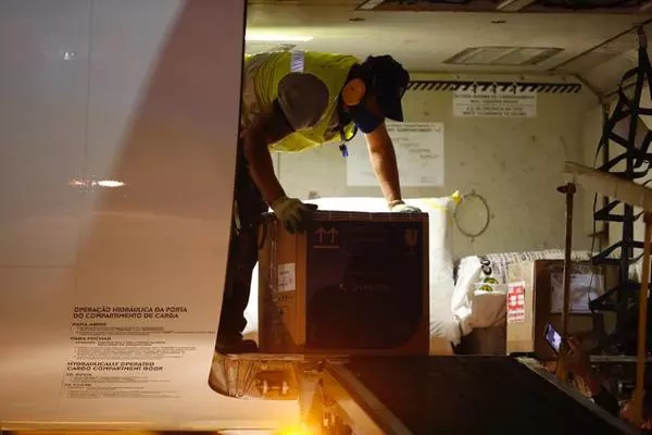 Covid-19: 237 mil doses da vacina da Pfizer chegam para Minas Gerais, em Confins