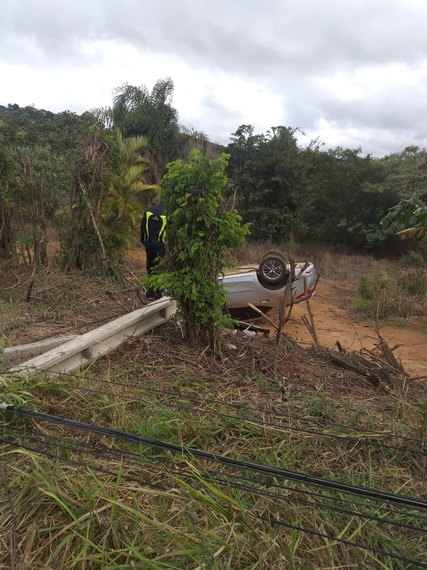 Homem capota com automóvel após colidir em poste no Paraíso