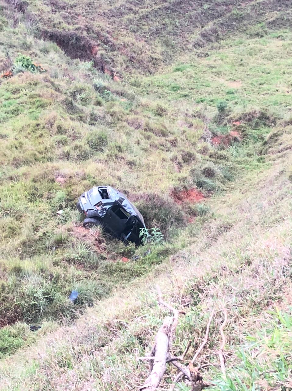 Mulher perde o controle do carro e cai em ribanceira em rodovia que liga Canaã a São Miguel do Anta