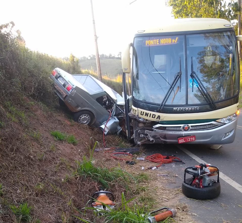 Colisão frontal entre carro e ónibus em Silvestre deixa duas pessoas gravemente feridas
