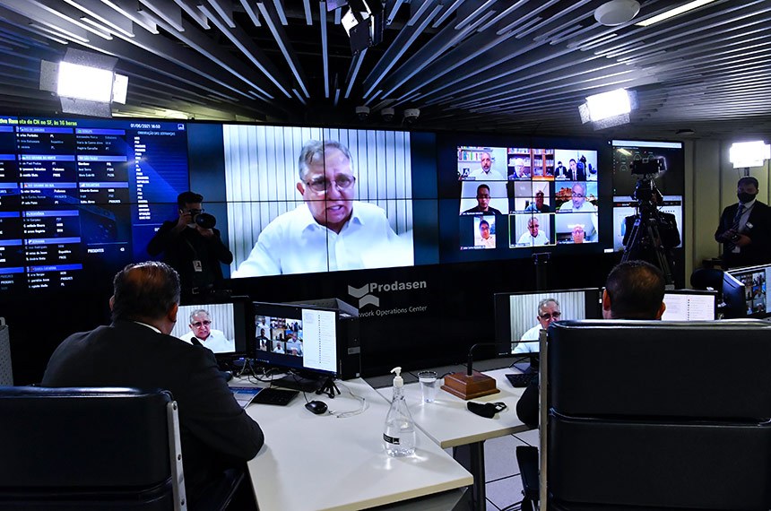 Congresso derruba veto e confirma R$ 3,5 bi para internet de alunos e professores da rede pública