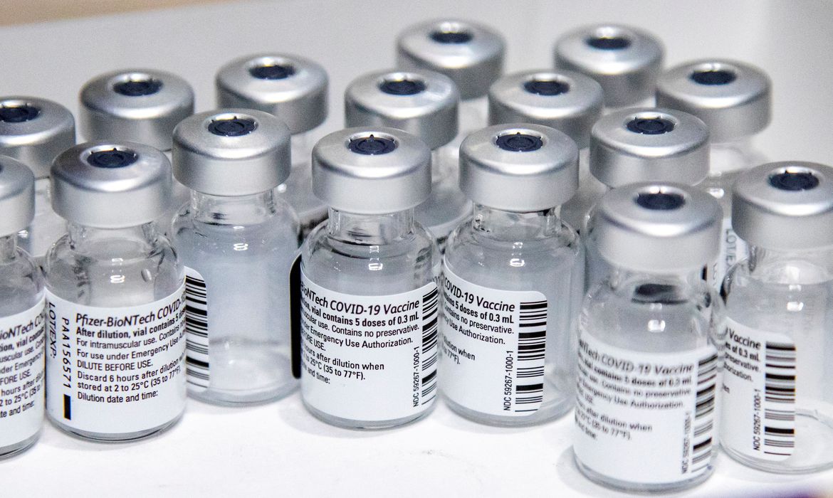 Devido ao alto estoque, governo de Minas pede para não receber vacinas da Pfizer