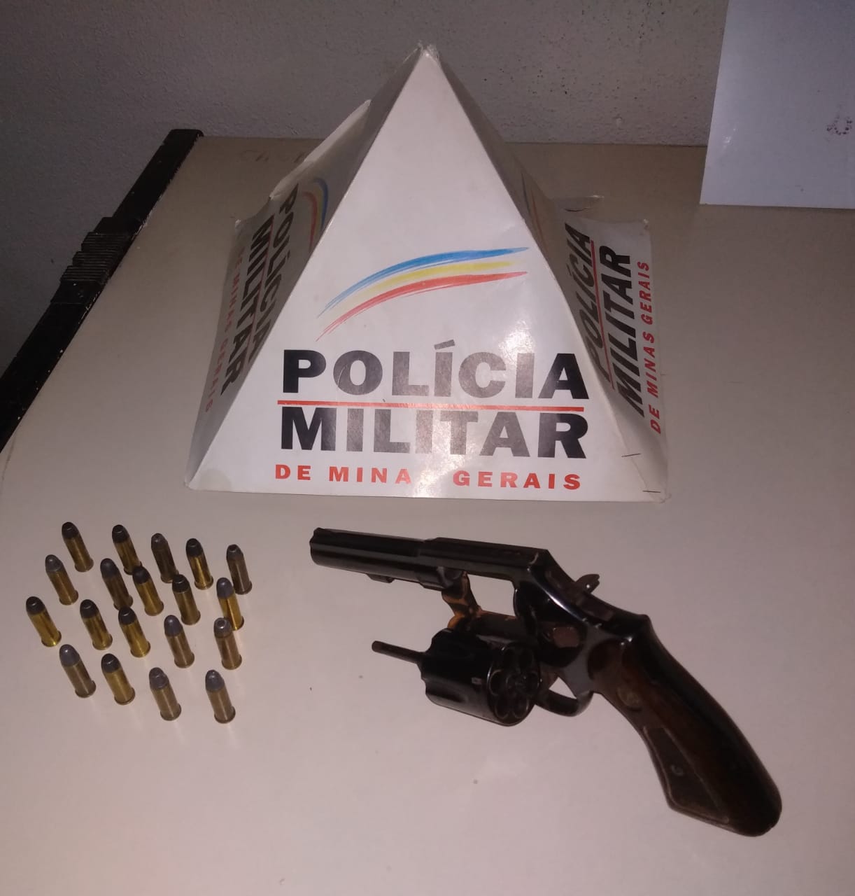 Arma de fogo e munições apreendidas na zona rural de Coimbra