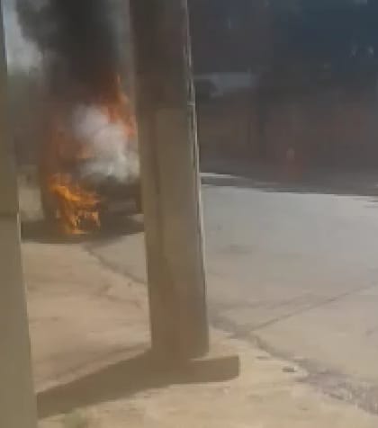 Incêndio em automóvel no Vau Açu