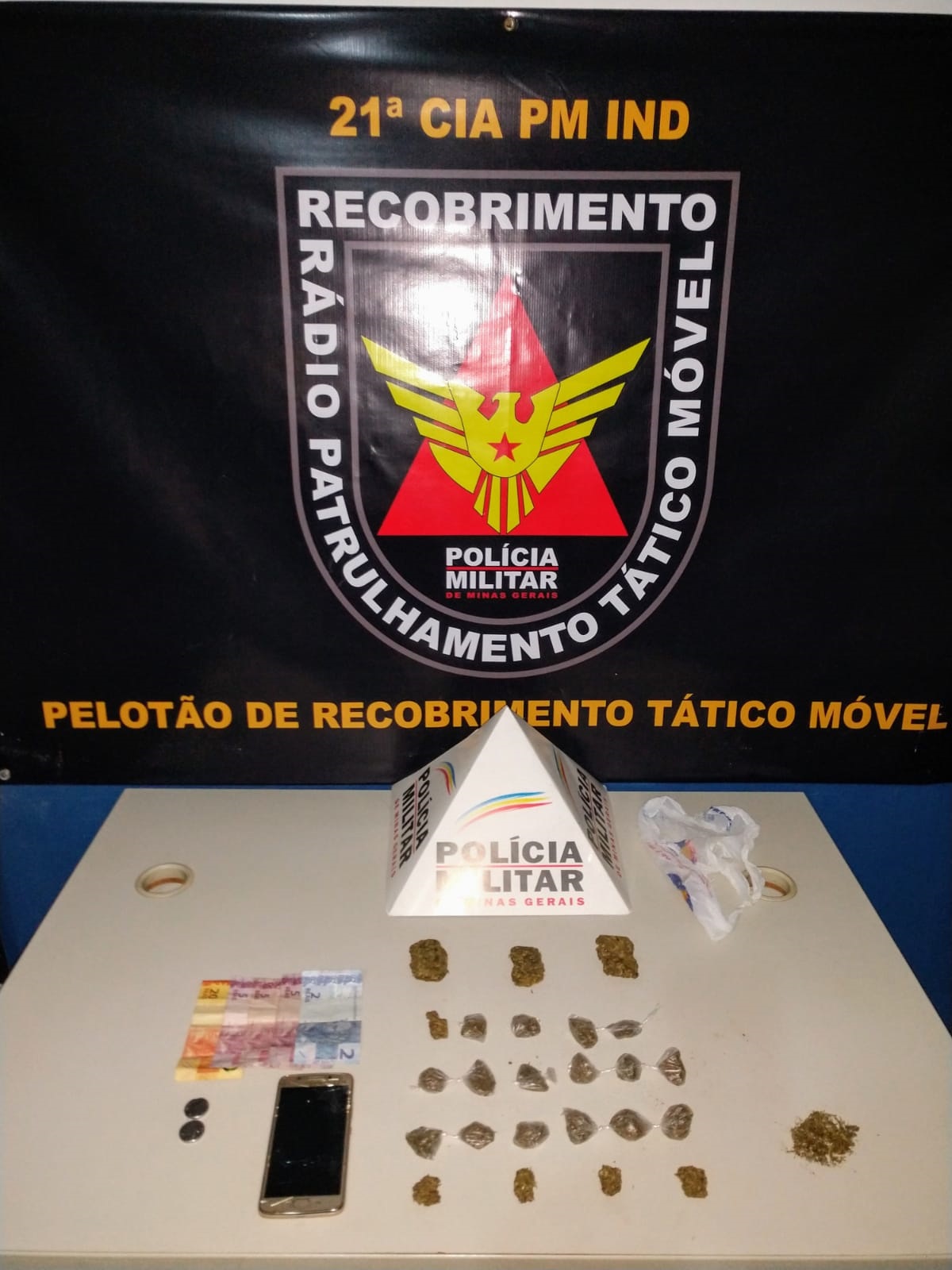 Polícia Militar apreende drogas e prende homem por tráfico após receber denuncia anônima