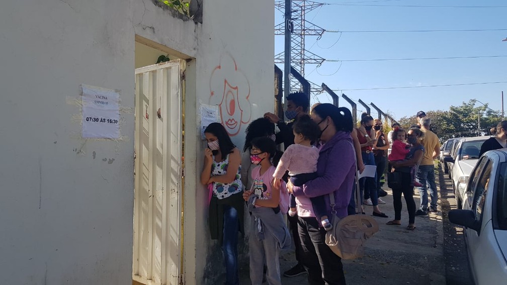Criminosos fazem arrastão em fila de vacinação contra a Covid-19 em posto de saúde de BH