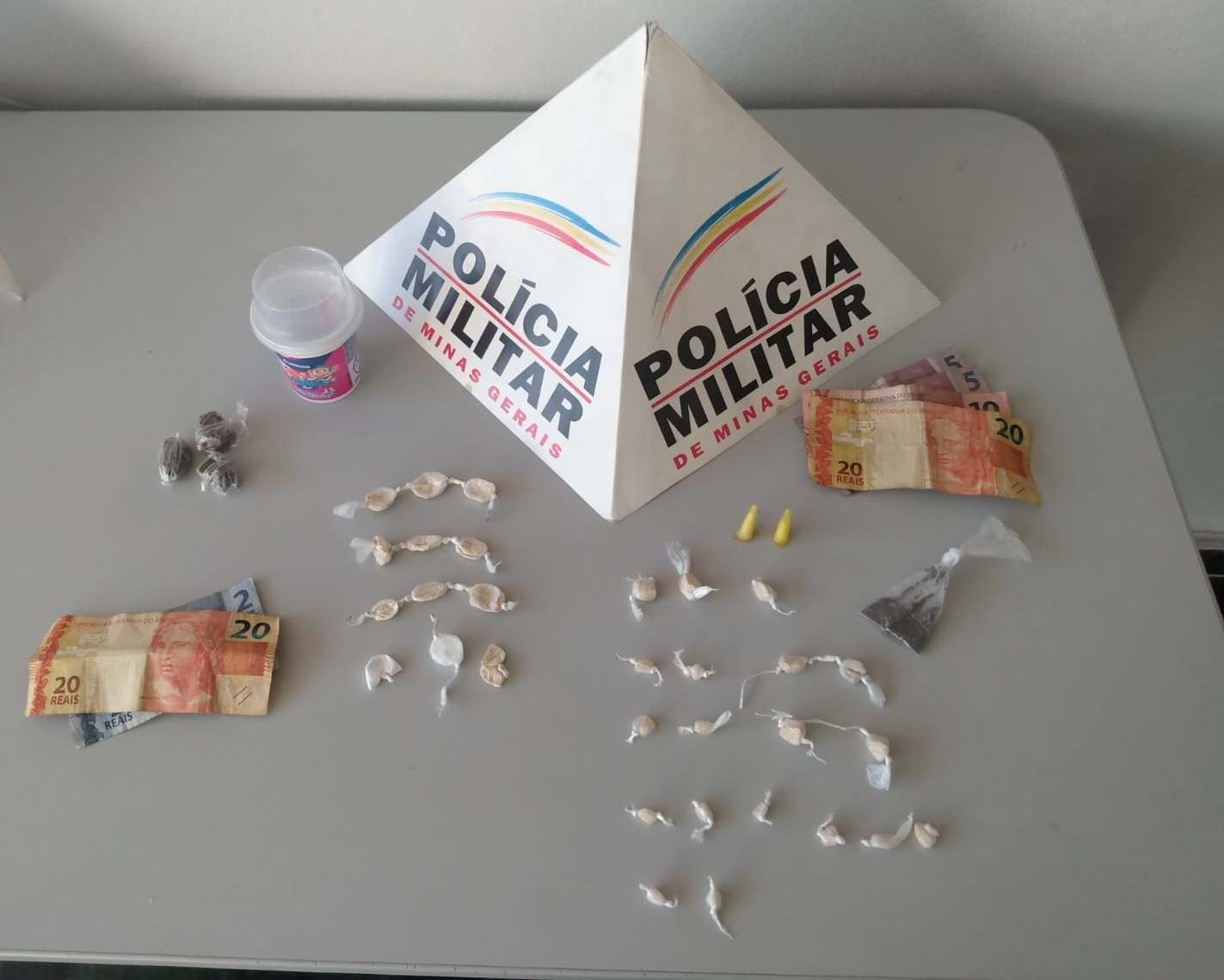 Dois homens presos acusados de tráfico de drogas no bairro São José