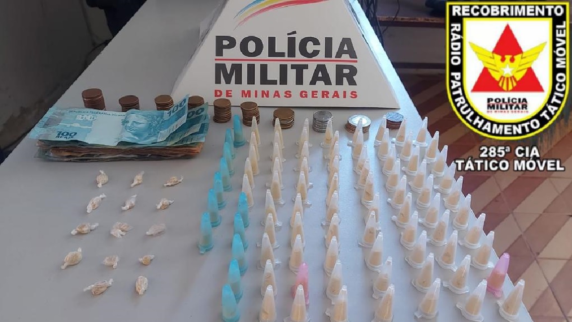 Dois homens presos com cocaína e pedras de crack