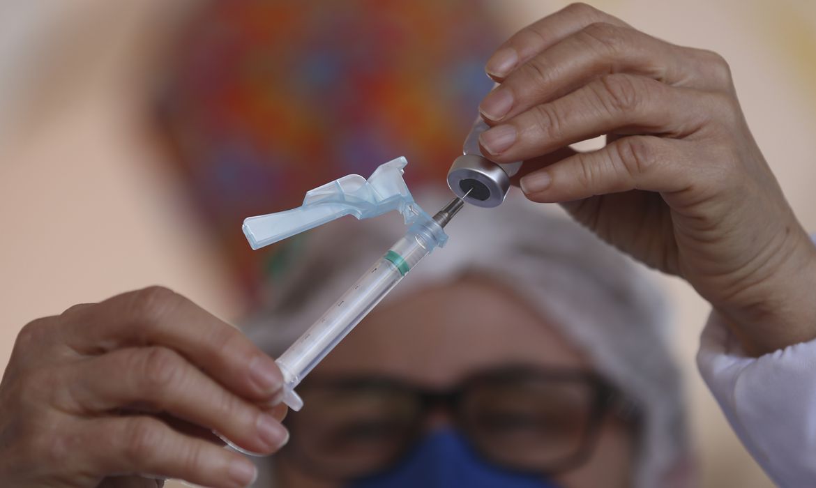 Minas não tem registro de efeito colateral grave em vacinação contra a Covid-19