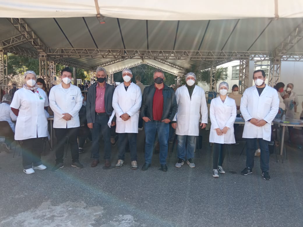 Novo secretário de saúde de Viçosa inicia os trabalhos em visita a um dos pontos de vacinação contra a Covid-19 no município