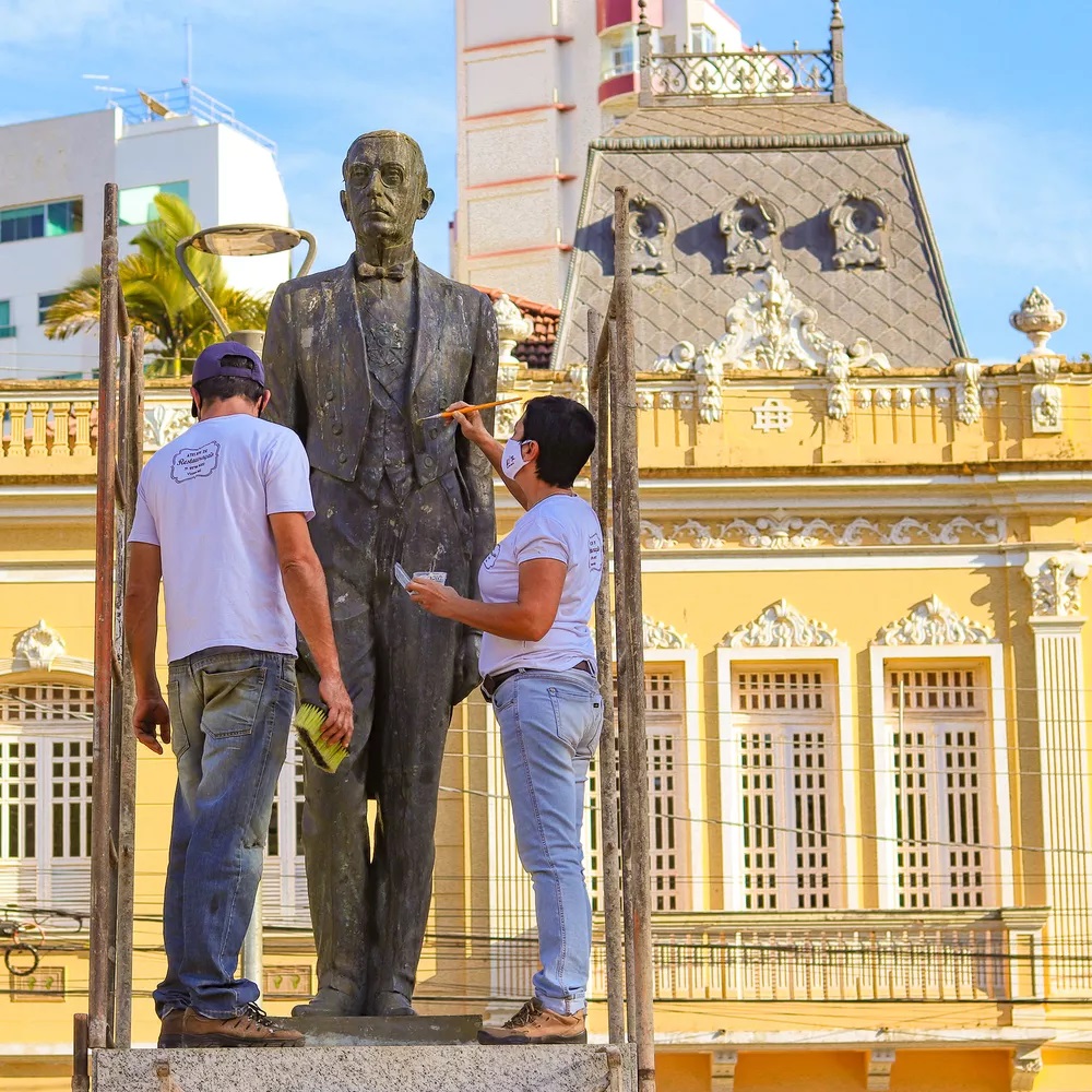Estátua da Praça Silviano Brandão passa por manutenção em Viçosa