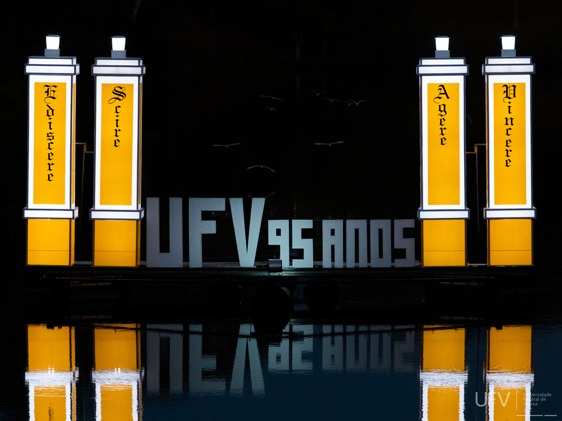 Quatro Pilastras iluminam a lagoa do campus Viçosa para celebrar os 95 anos da UFV