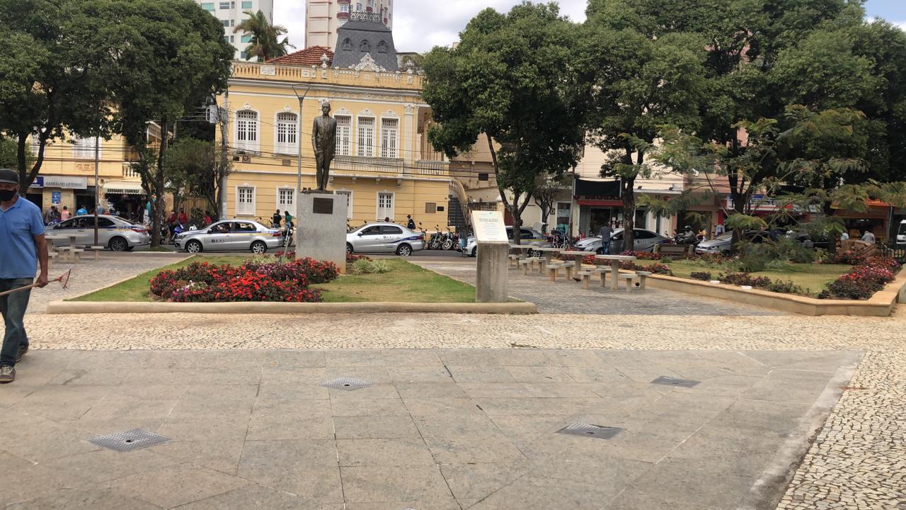 Prefeitura de Viçosa retira gradis de praças do centro da cidade