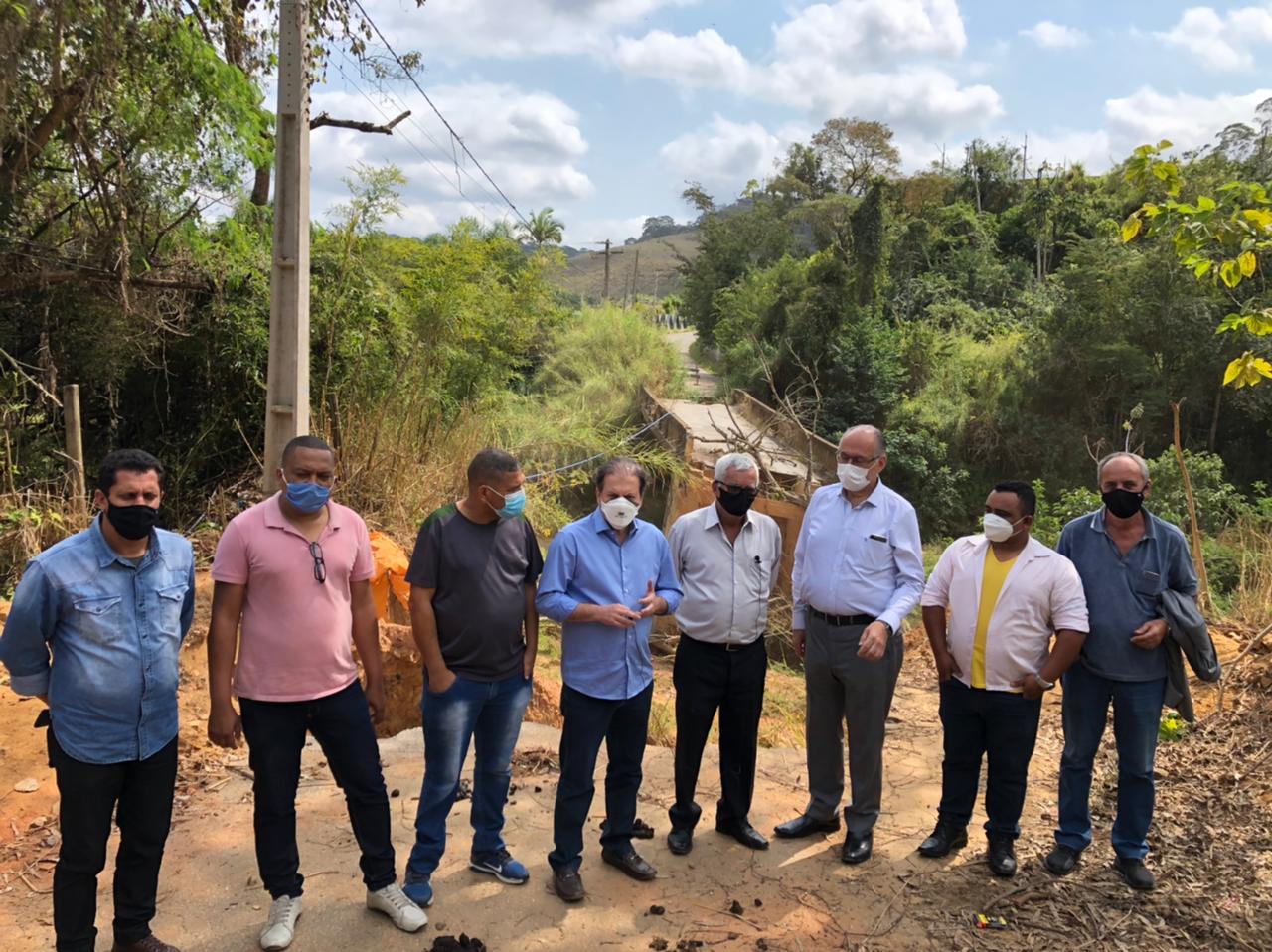 Deputados Rodrigo de Castro e Roberto Andrade anunciam verbas para a reconstrução da ponte de Silvestre
