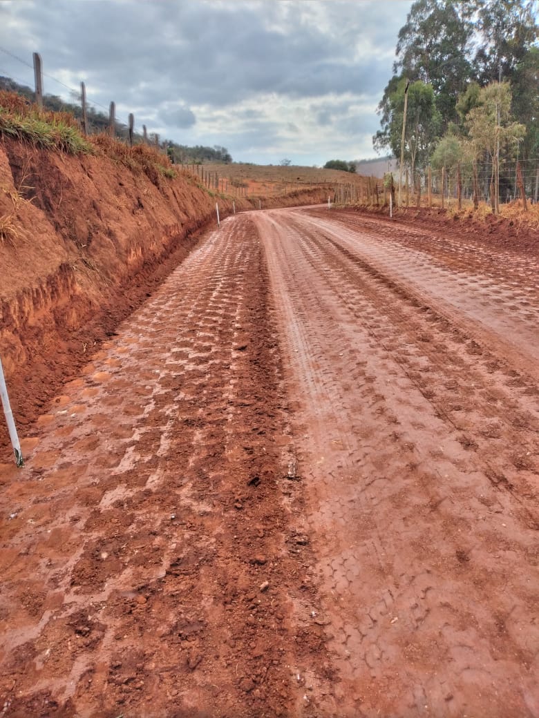 Prefeitura de Cajuri continua os trabalhos para o asfaltamento da estrada que o município ao distrito do Paraguai