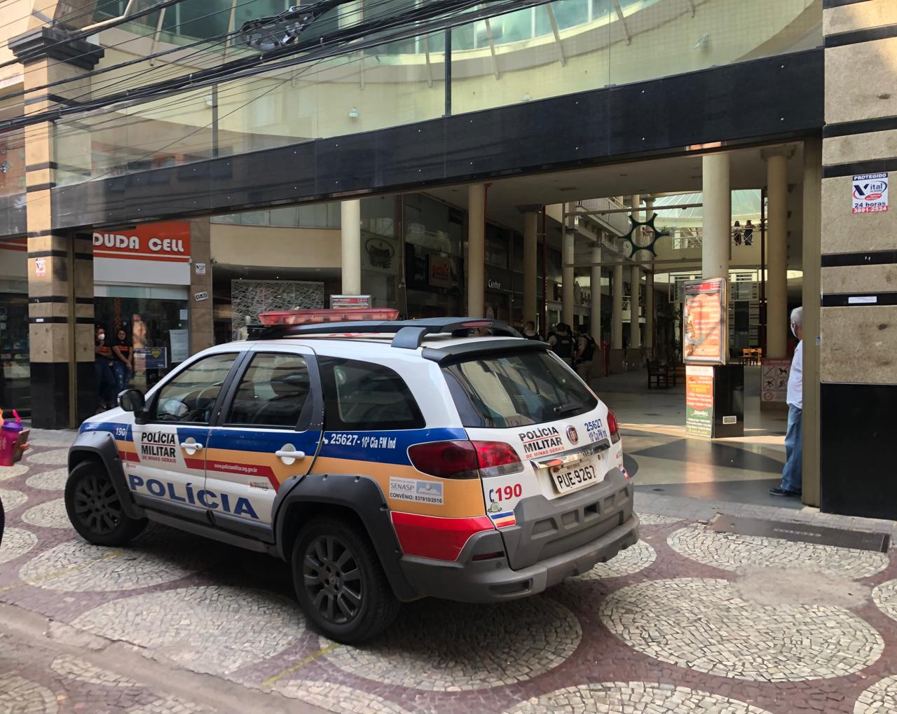 Criminosos assaltam joalheria no Shopping Calçadão