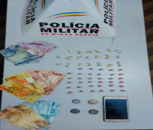 Homem é preso com 35 pinos de cocaína e 39 pedras de crack em Ubá